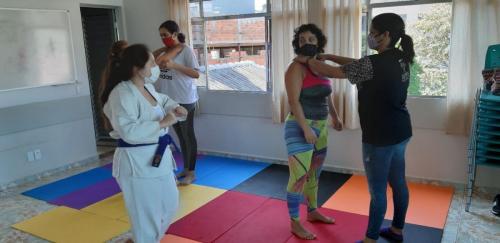 Instrutora Nathalia dando aula em ONG para mulheres.