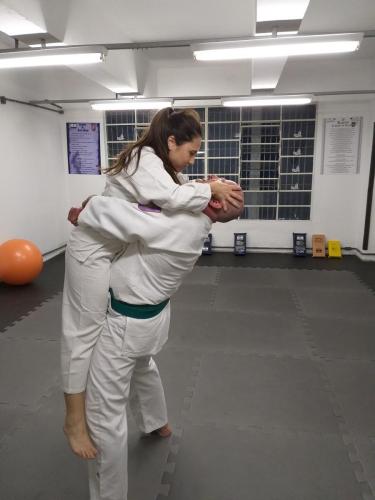 Instrutora Nathalia em defesa de agarrão.